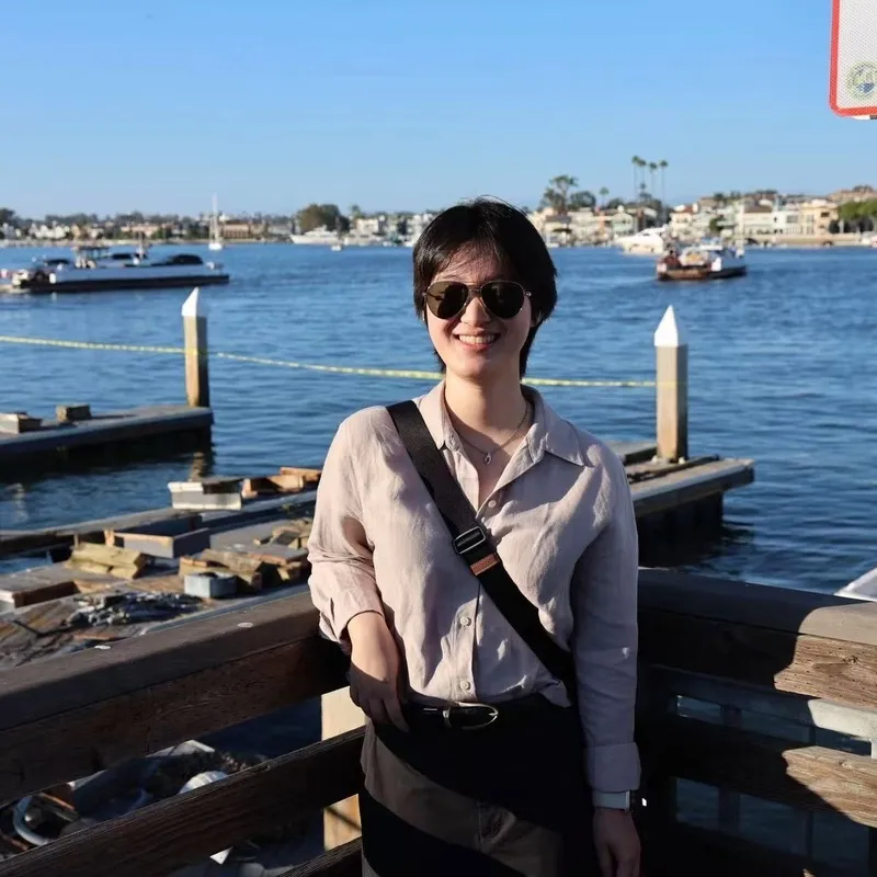 Portrait of Leslie Tong